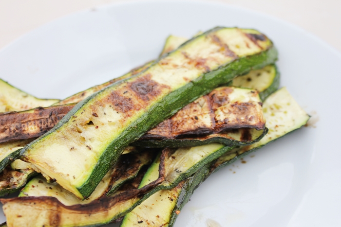 Gegrillte Dorade und Tintenfischringe mit Tomatensalat und marinierter Zucchini