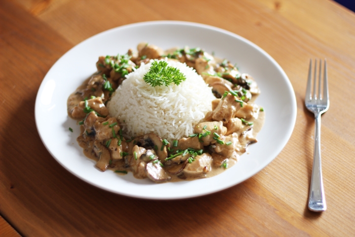 Hähnchengeschnetzeltes mit braunen Champignons in Rahmsoße und Basmati ...