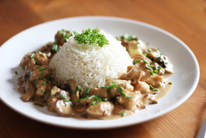 Hähnchengeschnetzeltes mit braunen Champignons in Rahmsoße und Basmati ...