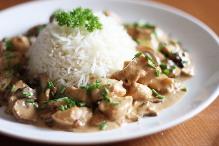 Hähnchengeschnetzeltes mit braunen Champignons in Rahmsoße und Basmati ...