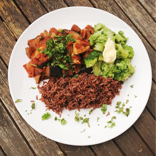 Auberginen-Zucchini-Hähnchen Ratatouille mit Brokkoli und braunem Reis