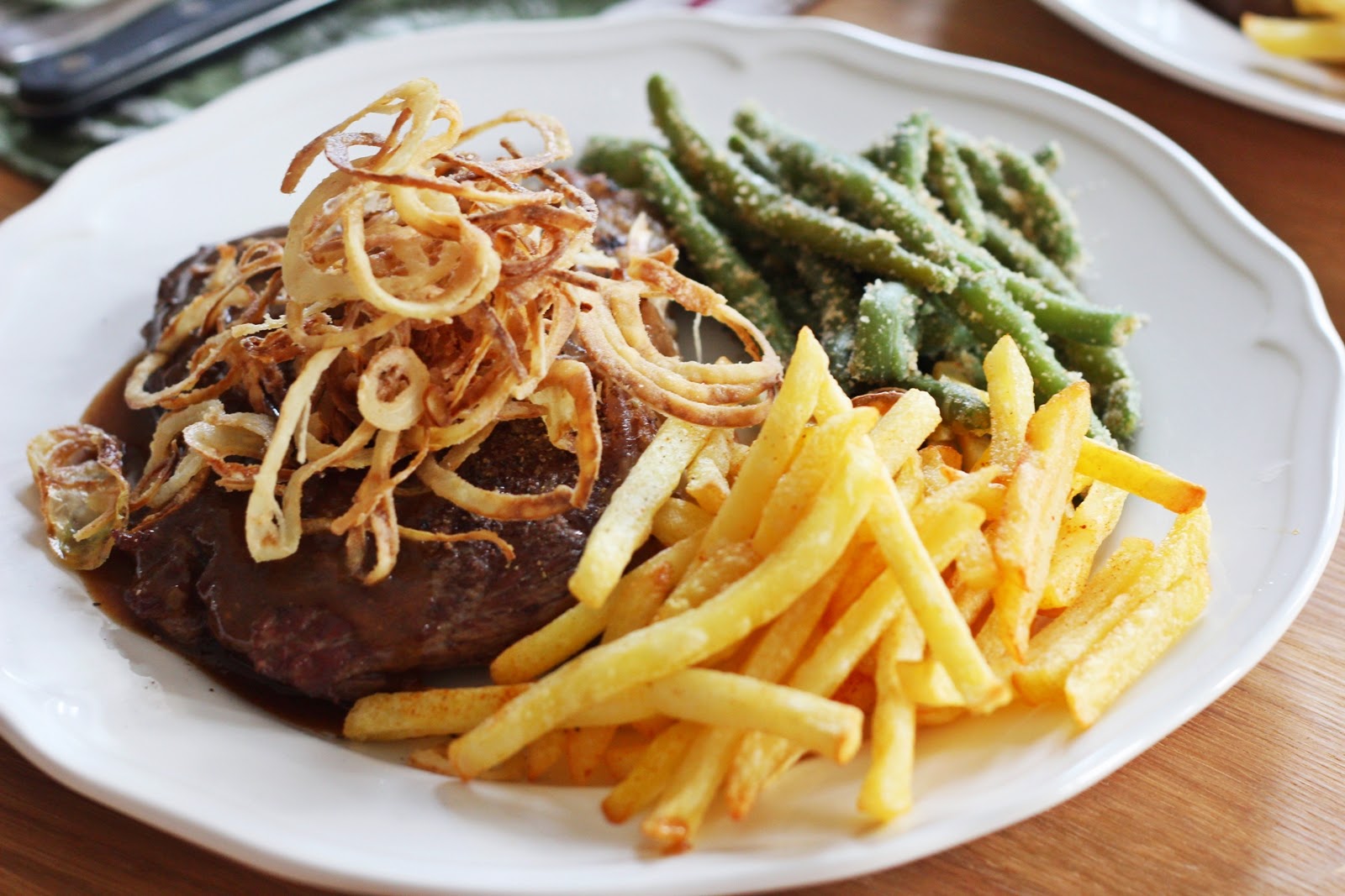 Zwiebelrostbraten mit Pommes und grünen Bohnen - Fashion Kitchen