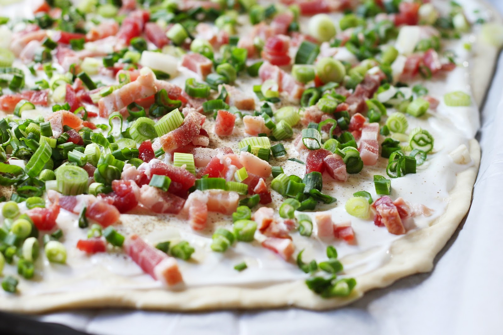 Flammkuchen mit Speck und Lauchzwiebeln - Fashion Kitchen