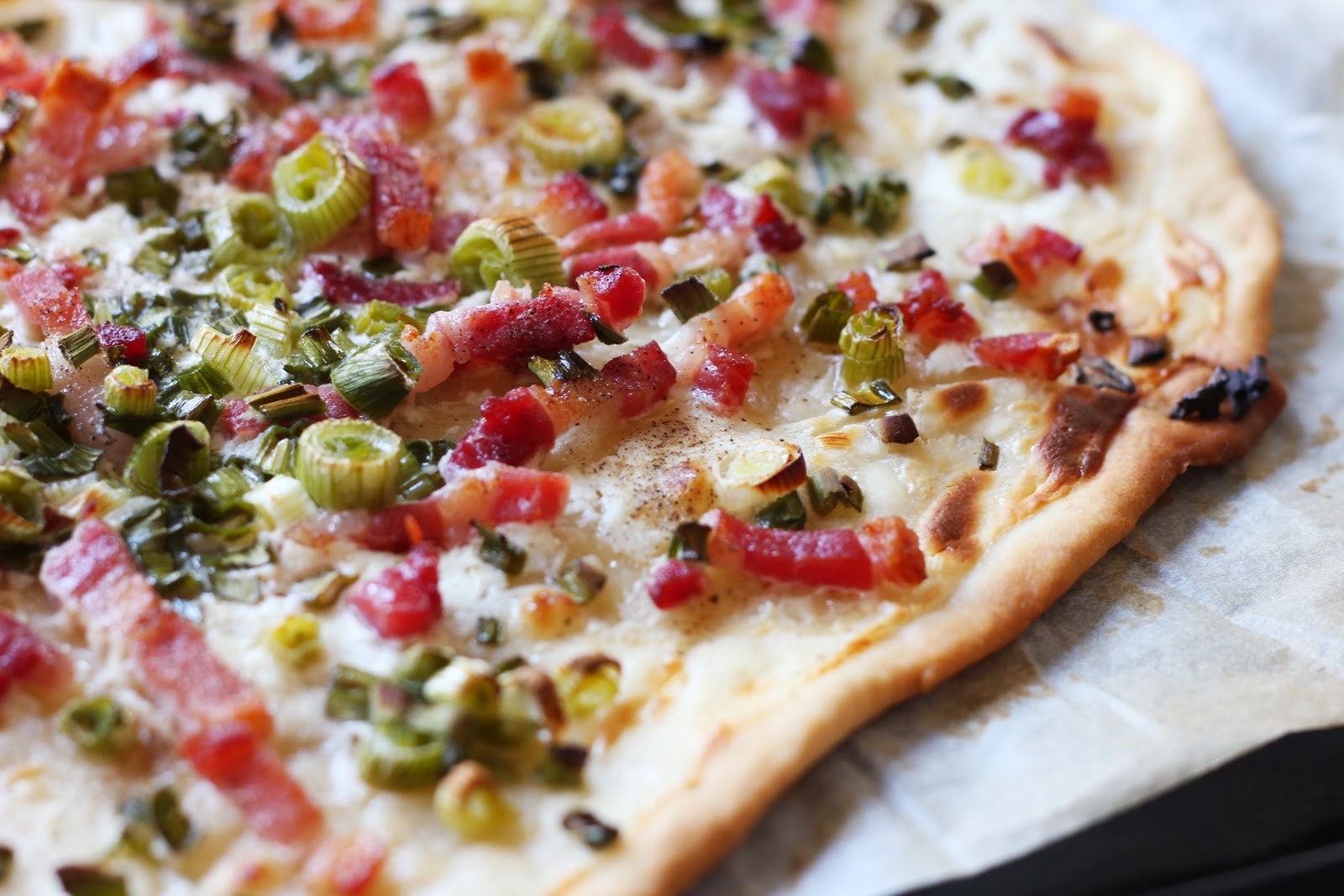 Flammkuchen mit Speck und Lauchzwiebeln - Fashion Kitchen