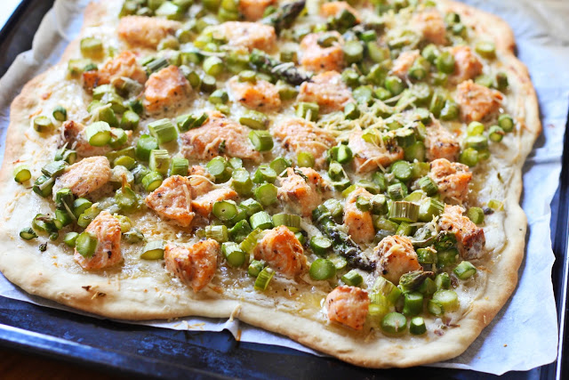 Flammkuchen mit Lachs und grünem Spargel