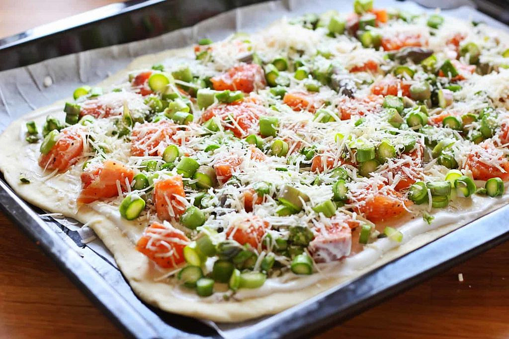 Flammkuchen mit Lachs und grünem Spargel - Fashion Kitchen