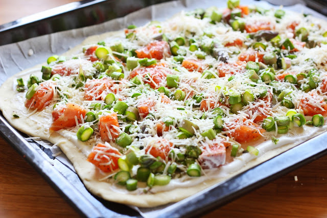 Flammkuchen mit Lachs und grünem Spargel