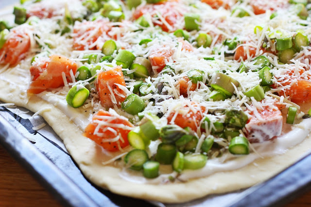 Flammkuchen mit Lachs und grünem Spargel