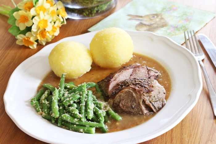 Rosmarin-Lammkeule mit Butterbohnen und Knödel - Fashion Kitchen