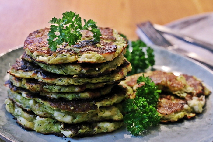 knusprige Zucchini-Feta Puffer - Fashion Kitchen