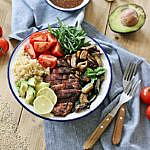 Quinoa Bowl mit Hähnchen, Avocado & Tomaten-Kräuter-Dressing