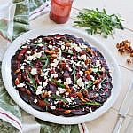 Rote Bete Carpaccio mit Feta, Rucola & karamellisierten Kürbiskernen