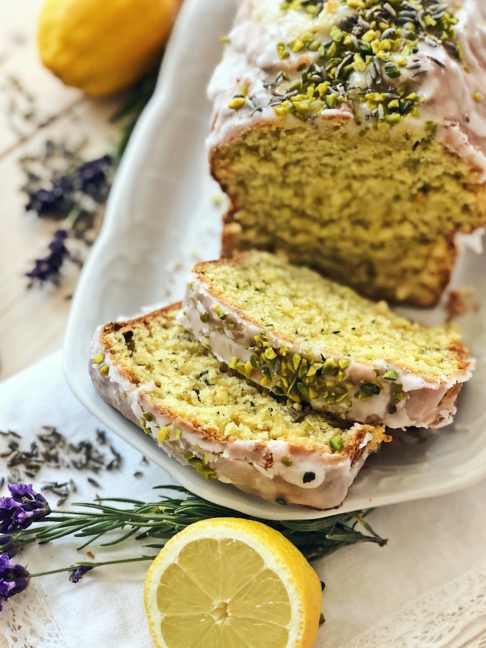 Zucchini-Zitronen Kuchen mit Pistazien-Lavendel-Zuckerguss - Fashion ...