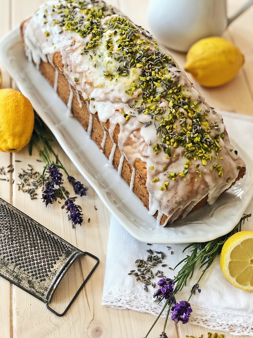 Zucchini-Zitronen Kuchen mit Pistazien-Lavendel-Zuckerguss - Fashion ...