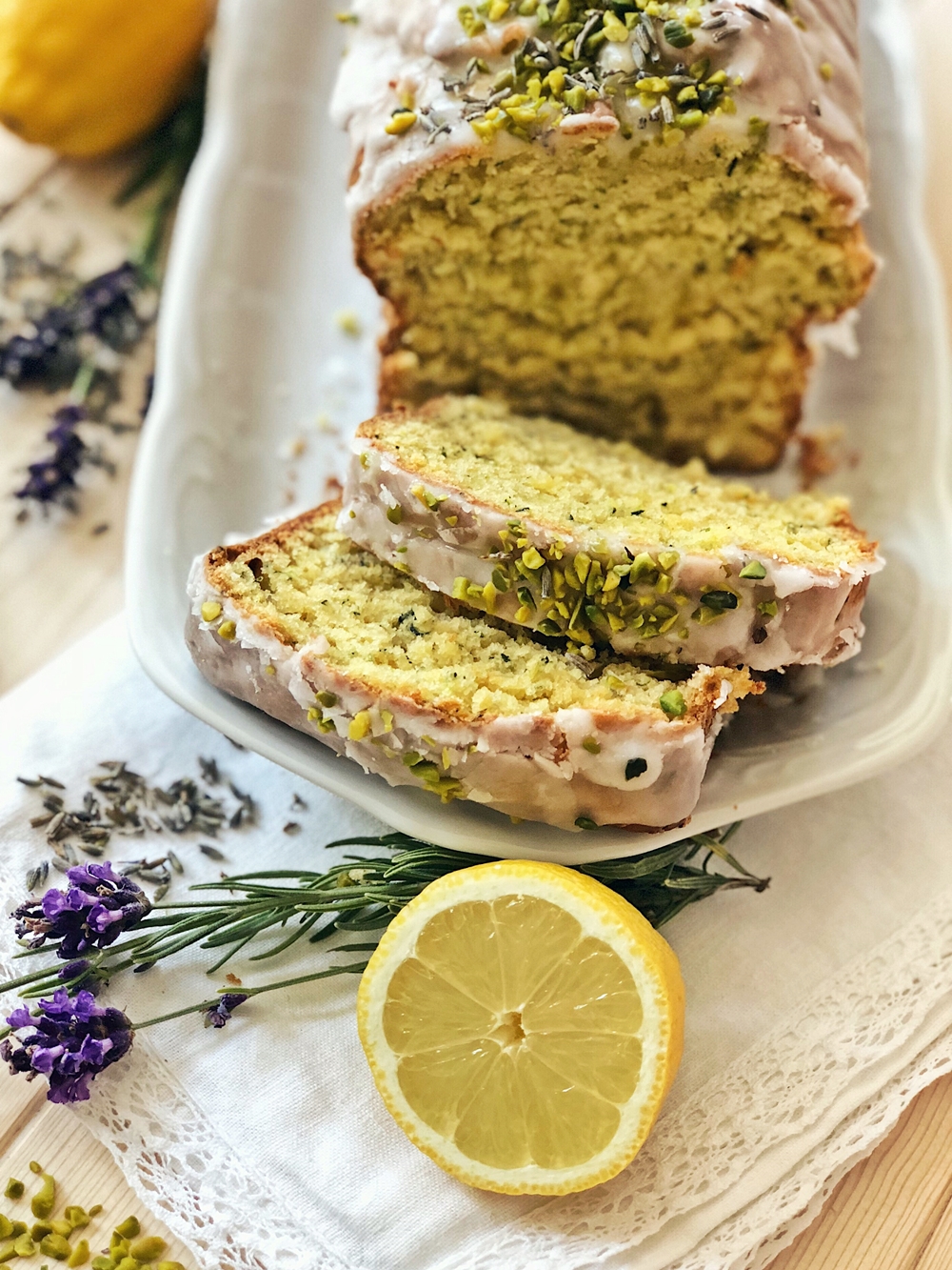 Zucchini-Zitronen Kuchen mit Pistazien-Lavendel-Zuckerguss - Fashion ...