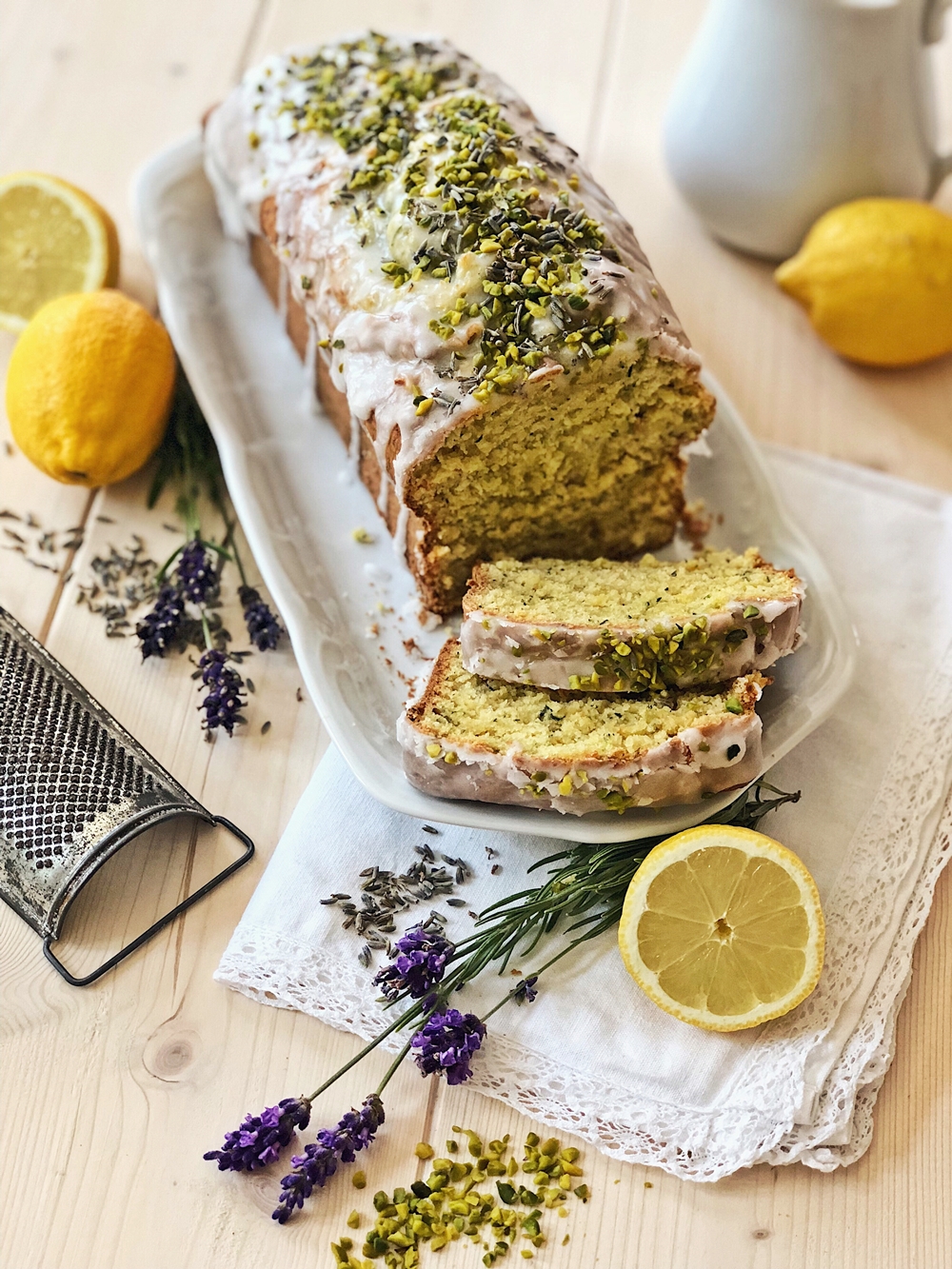 Zucchini-Zitronen Kuchen mit Pistazien-Lavendel-Zuckerguss - Fashion ...