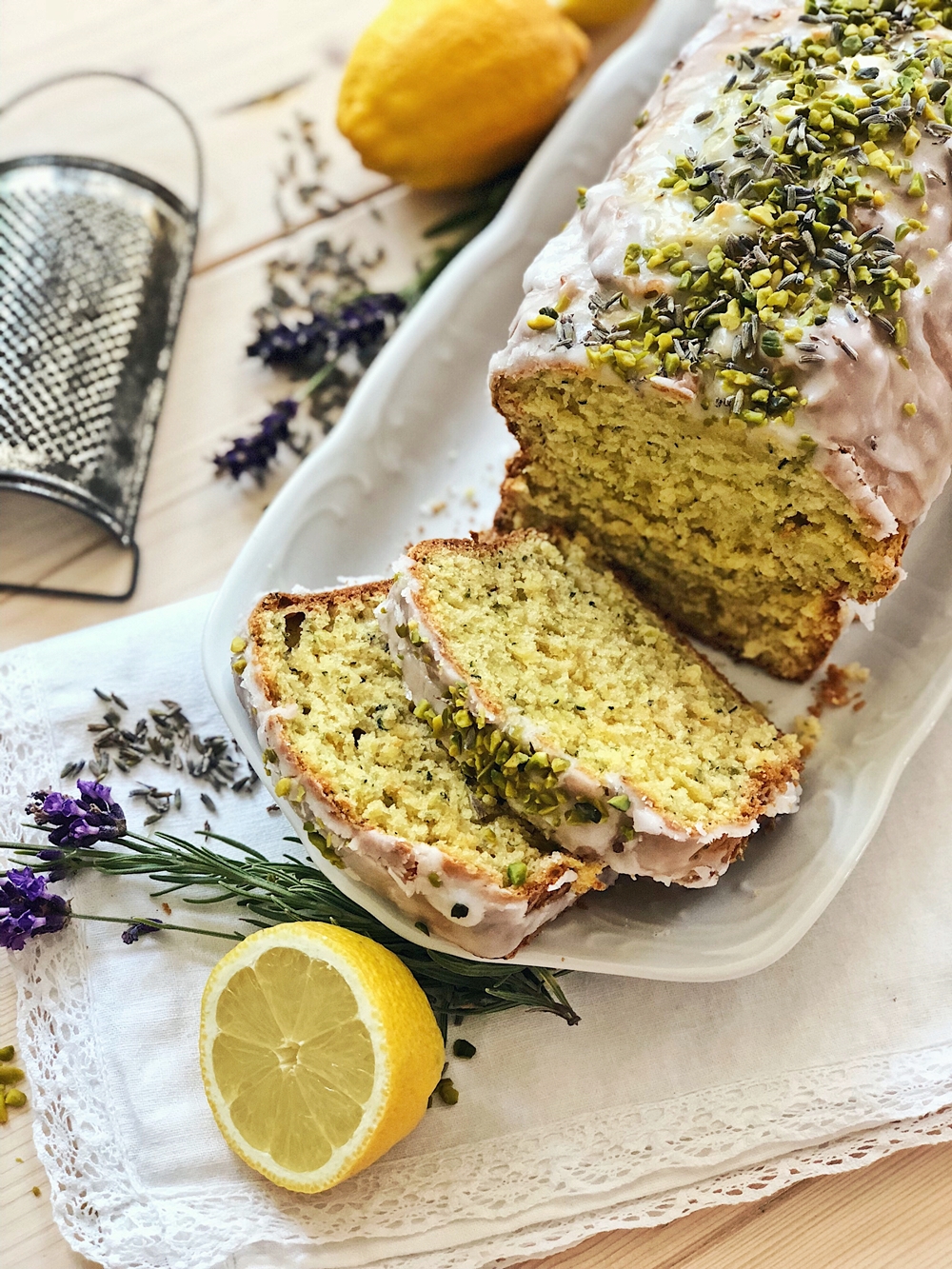 Zucchini-Zitronen Kuchen mit Pistazien-Lavendel-Zuckerguss