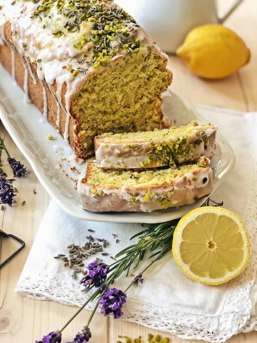 Zucchini-Zitronen Kuchen mit Pistazien-Lavendel-Zuckerguss - Fashion ...