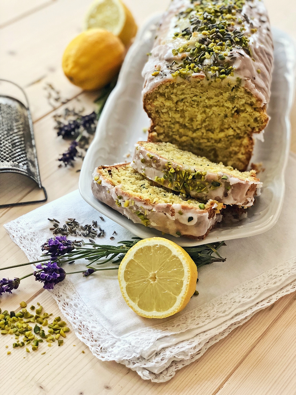 Zucchini-Zitronen Kuchen mit Pistazien-Lavendel-Zuckerguss - Fashion ...