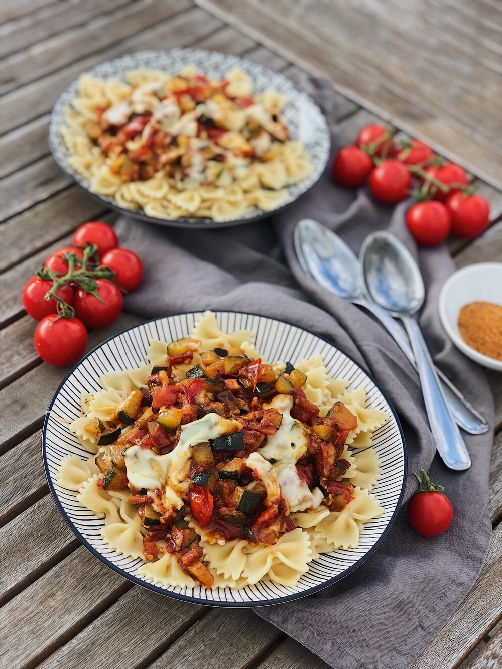 pikante Zucchini-Pfanne mit Tomaten, Speck & Käse
