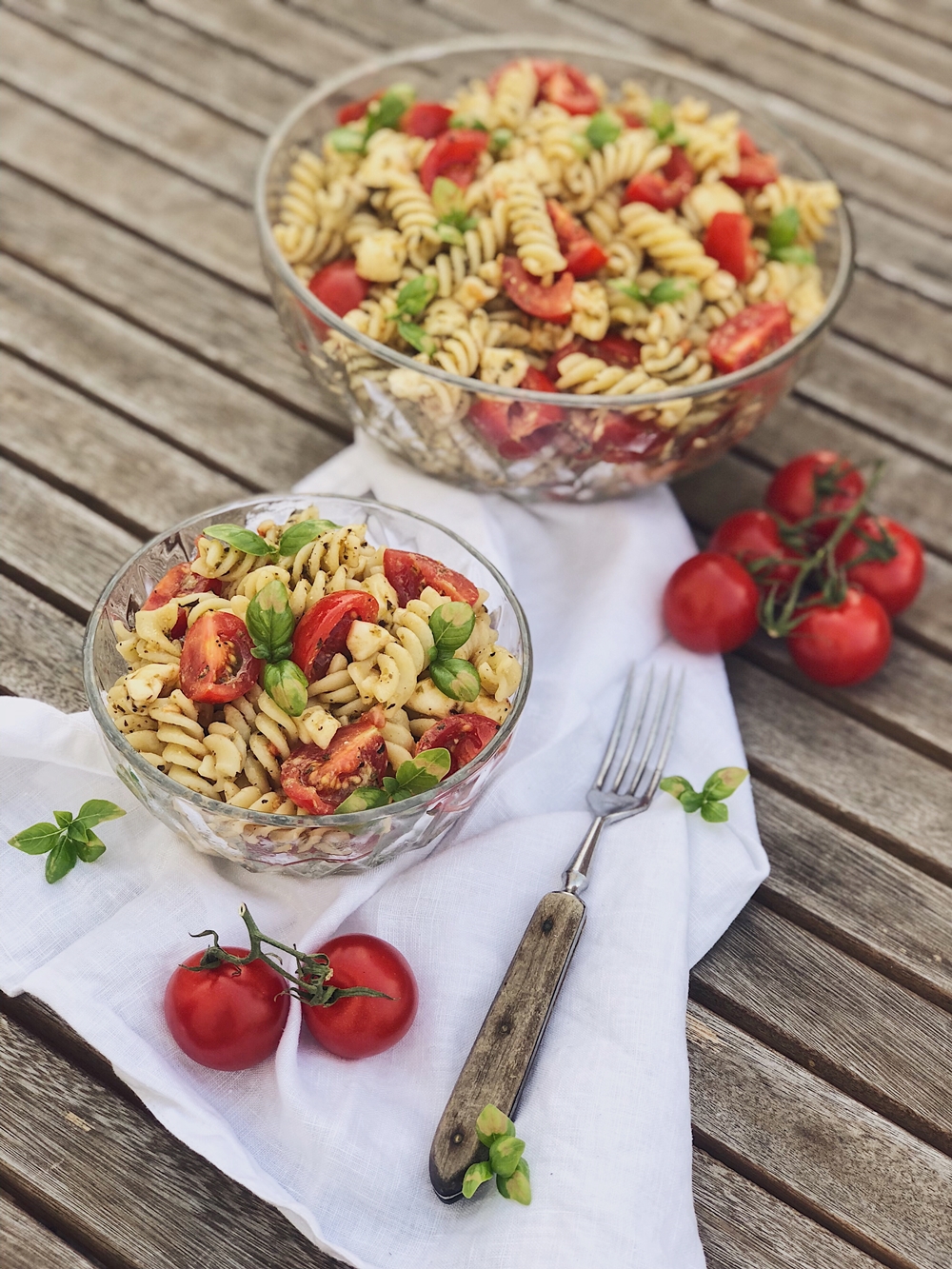 italienischer Pesto-Nudelsalat mit Tomaten und Mozzarella