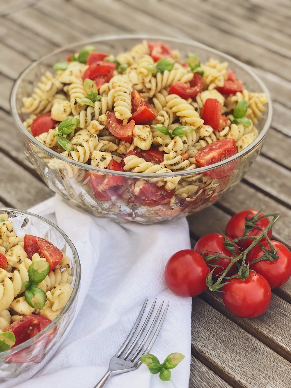 italienischer Pesto-Nudelsalat mit Tomaten und Mozzarella