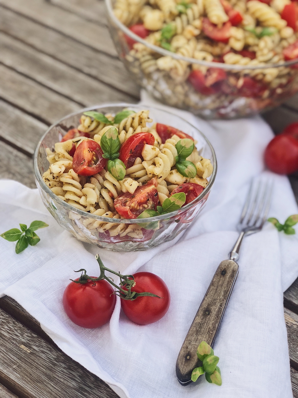 italienischer Pesto-Nudelsalat mit Tomaten und Mozzarella