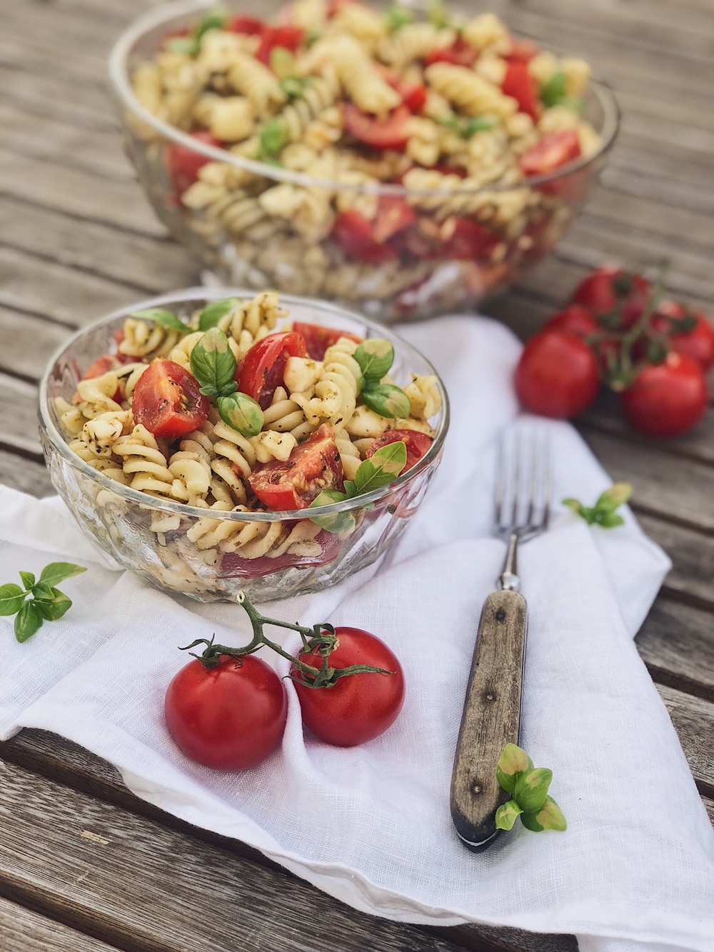 italienischer Pesto-Nudelsalat mit Tomaten und Mozzarella