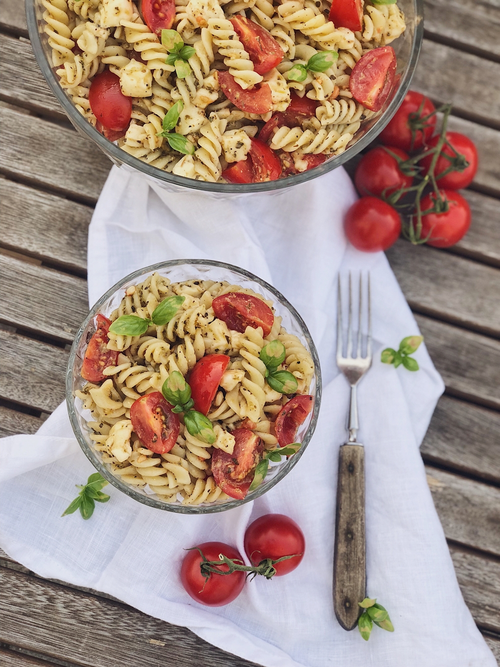 italienischer Pesto-Nudelsalat mit Tomaten und Mozzarella