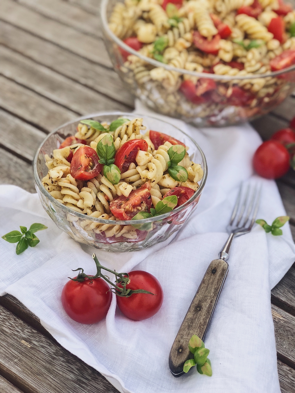 italienischer Pesto-Nudelsalat mit Tomaten und Mozzarella