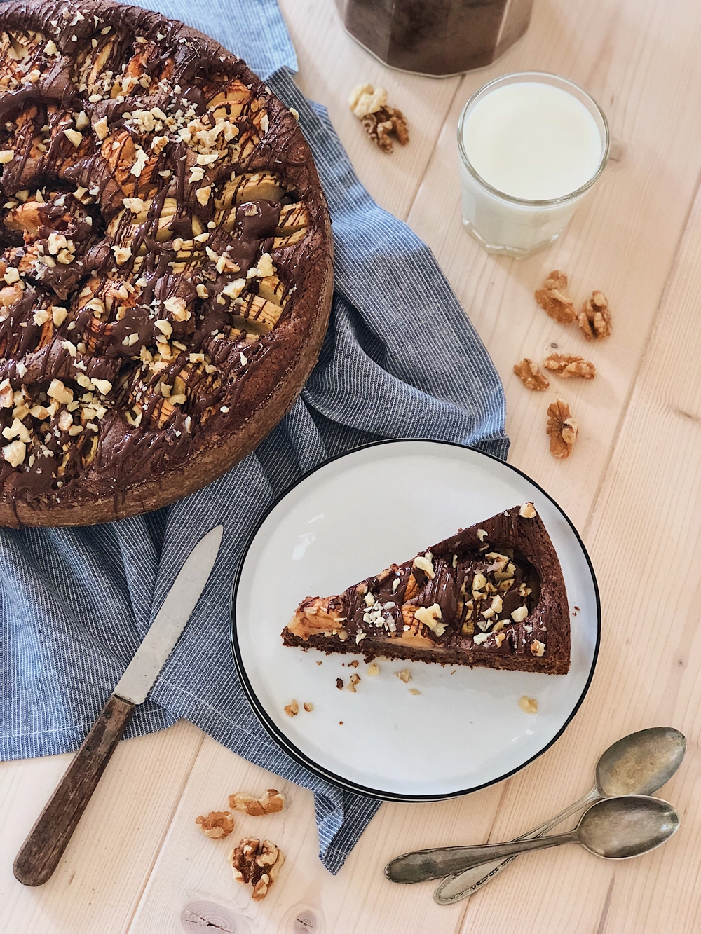 Apfel-Nuss Kuchen mit Nutella-Glasur &amp; Walnüssen - Fashion Kitchen