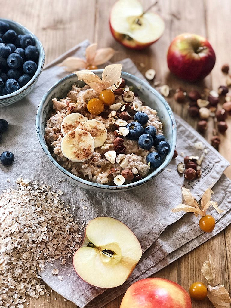 Bircher Müsli mit Joghurt, Banane, Heidelbeeren und Honig