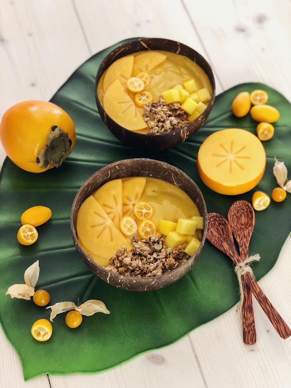 Gelbe Smoothie Bowl mit Joghurt, Banane &amp; Mango - Fashion Kitchen