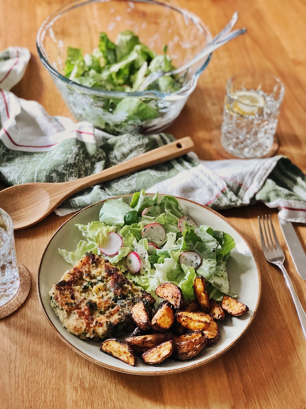 Knusprige Kräuterschnitzel mit Kartoffel-Wedges, grünem Salat &amp; Joghurt ...