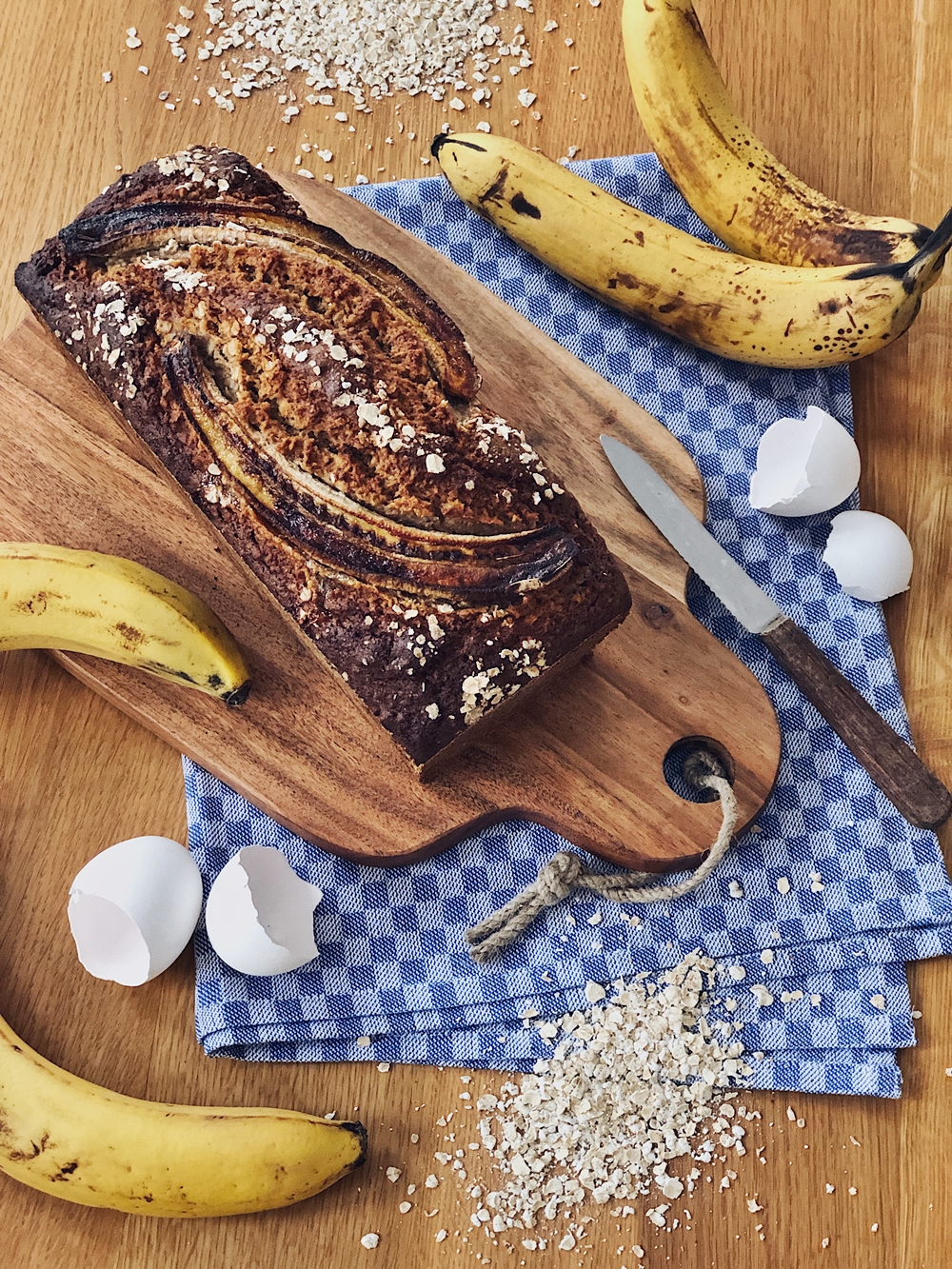 Saftiges Bananenbrot mit Haferflocken und Nüssen