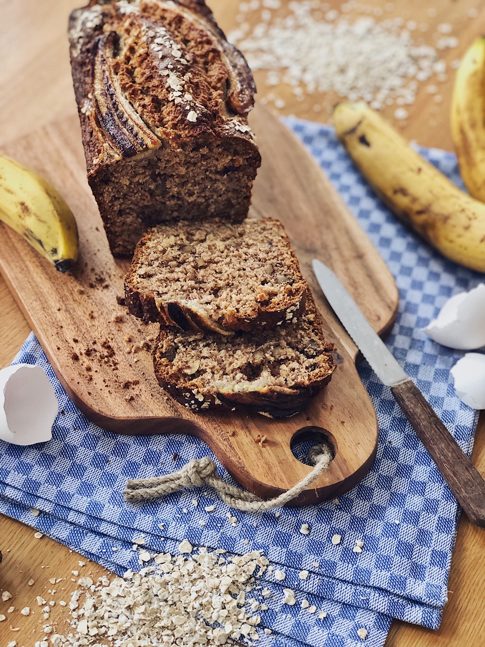 Saftiges Bananenbrot mit Haferflocken und Nüssen