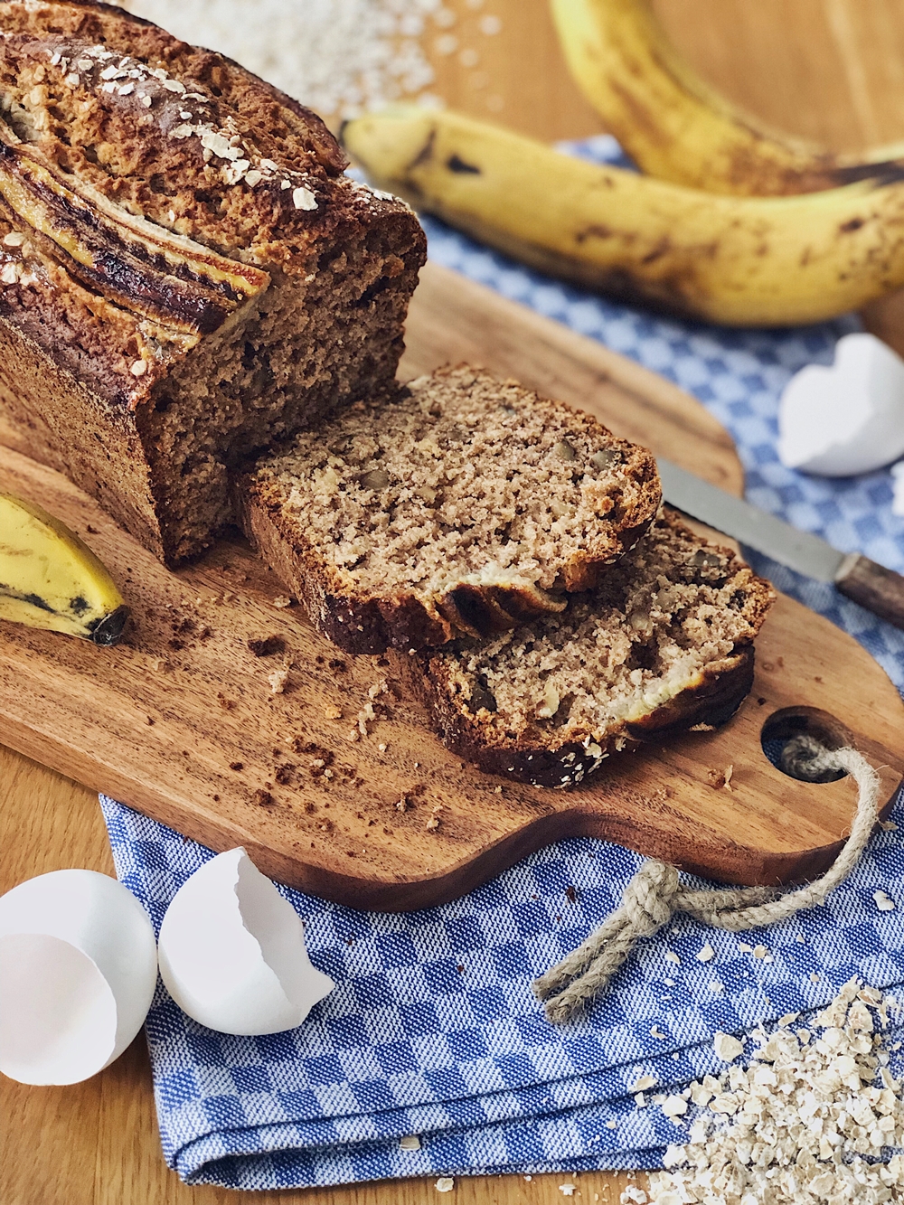 Saftiges Bananenbrot mit Haferflocken und Nüssen