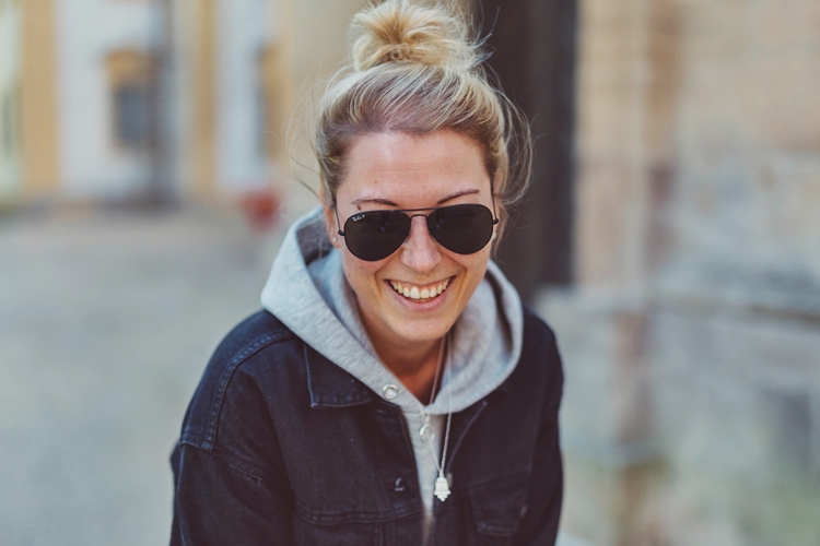 Streetstyle: Oversized Denim Jeansjacke, Hoodie, Ripped Jeans & Chucks