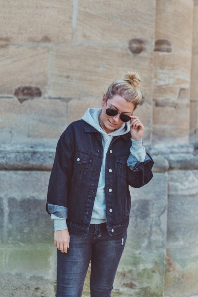 Streetstyle: Oversized Denim Jeansjacke, Hoodie, Ripped Jeans & Chucks