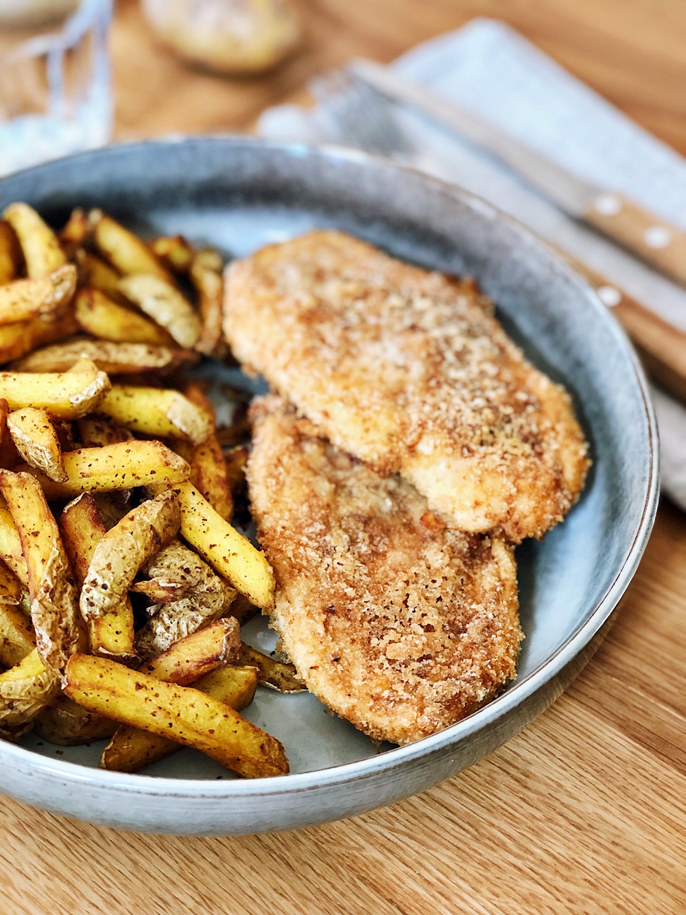 panierte Ofenschnitzel mit selbstgemachten Pommes