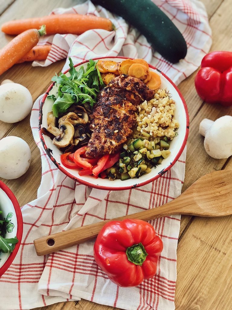 Bunte Grill-Gemüse Bowl mit Bulgur & knusprigen Hähnchen