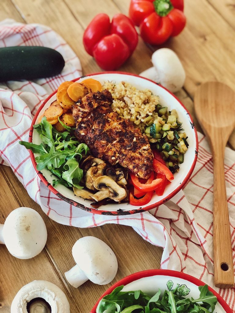 Bunte Grill-Gemüse Bowl mit Bulgur & knusprigen Hähnchen