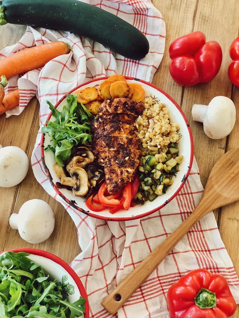 Bunte Grill-Gemüse Bowl mit Bulgur & knusprigen Hähnchen