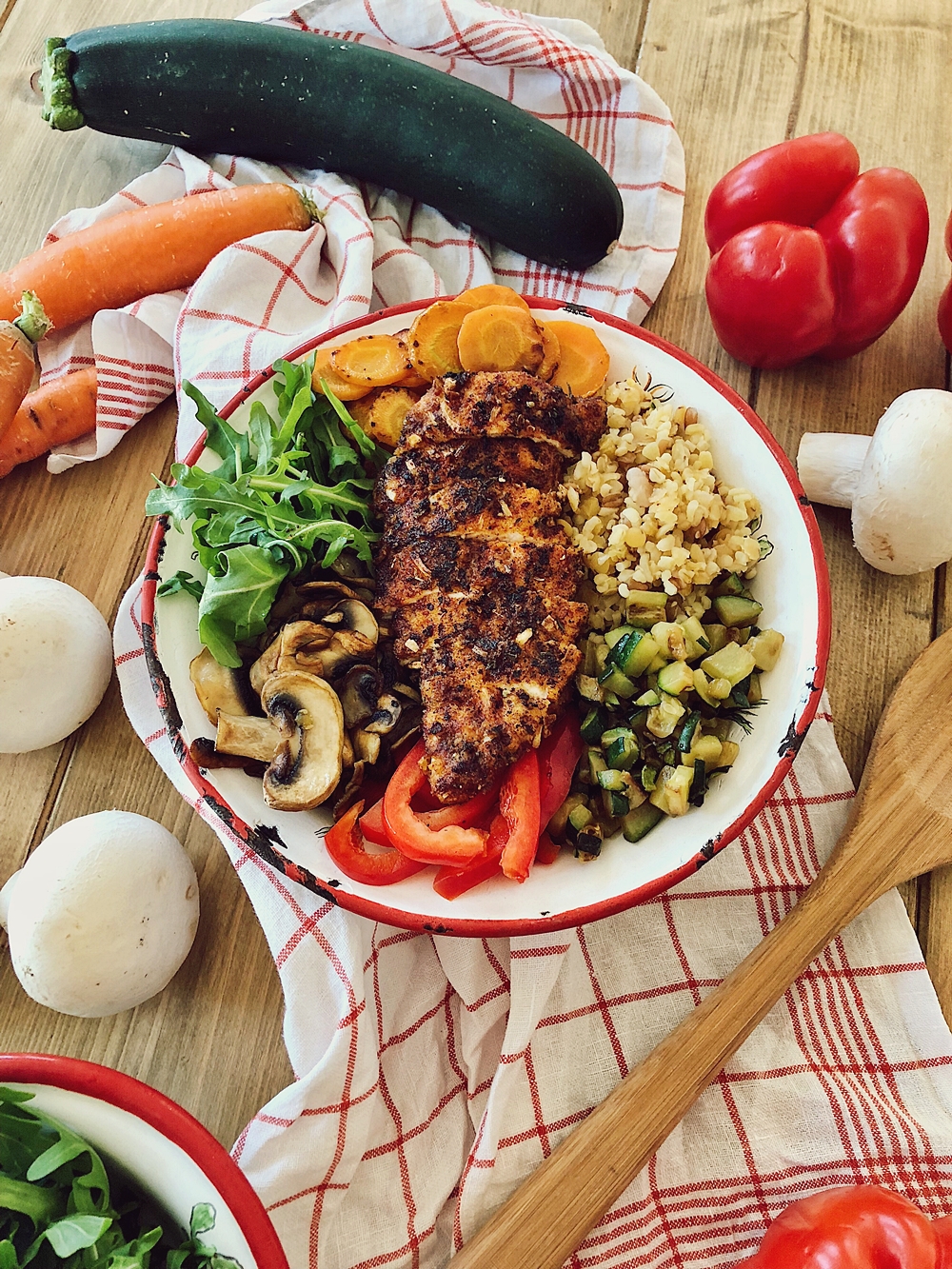 Bunte Grill-Gemüse Bowl mit Bulgur & knusprigen Hähnchen, Rainbow Bowl, Poke Bowl, Buddha Bowl, Happy Bowl