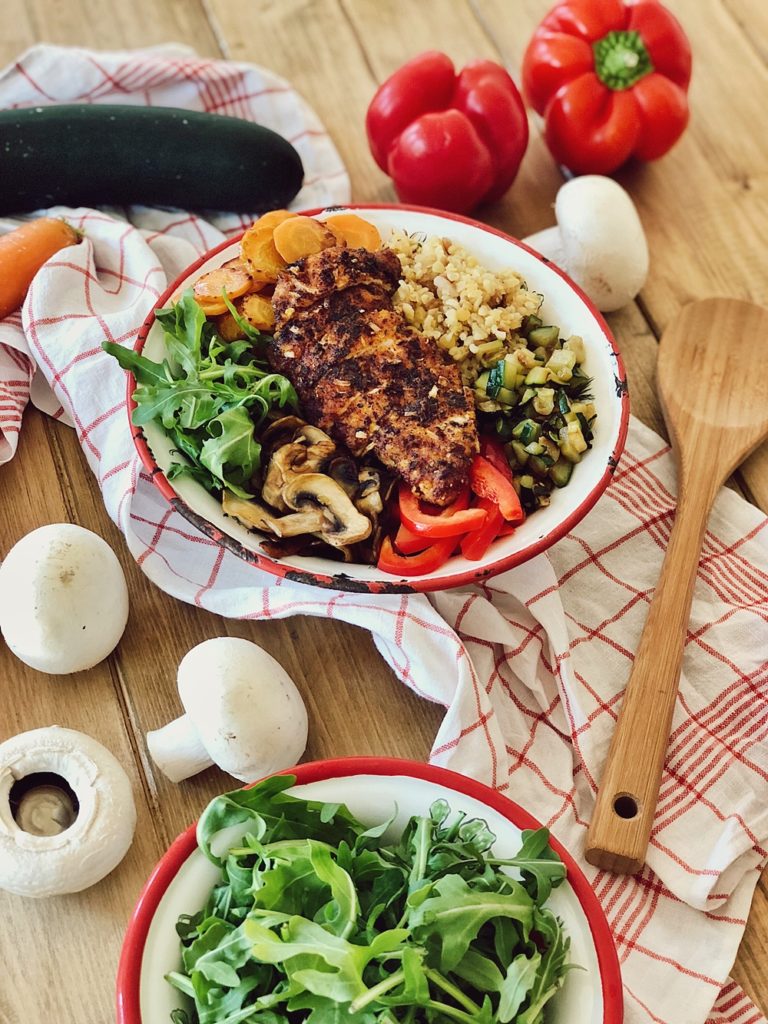 Bunte Grill-Gemüse Bowl mit Bulgur & knusprigen Hähnchen