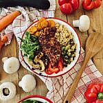 Bunte Grill-Gemüse Bowl mit Bulgur & knusprigen Hähnchen