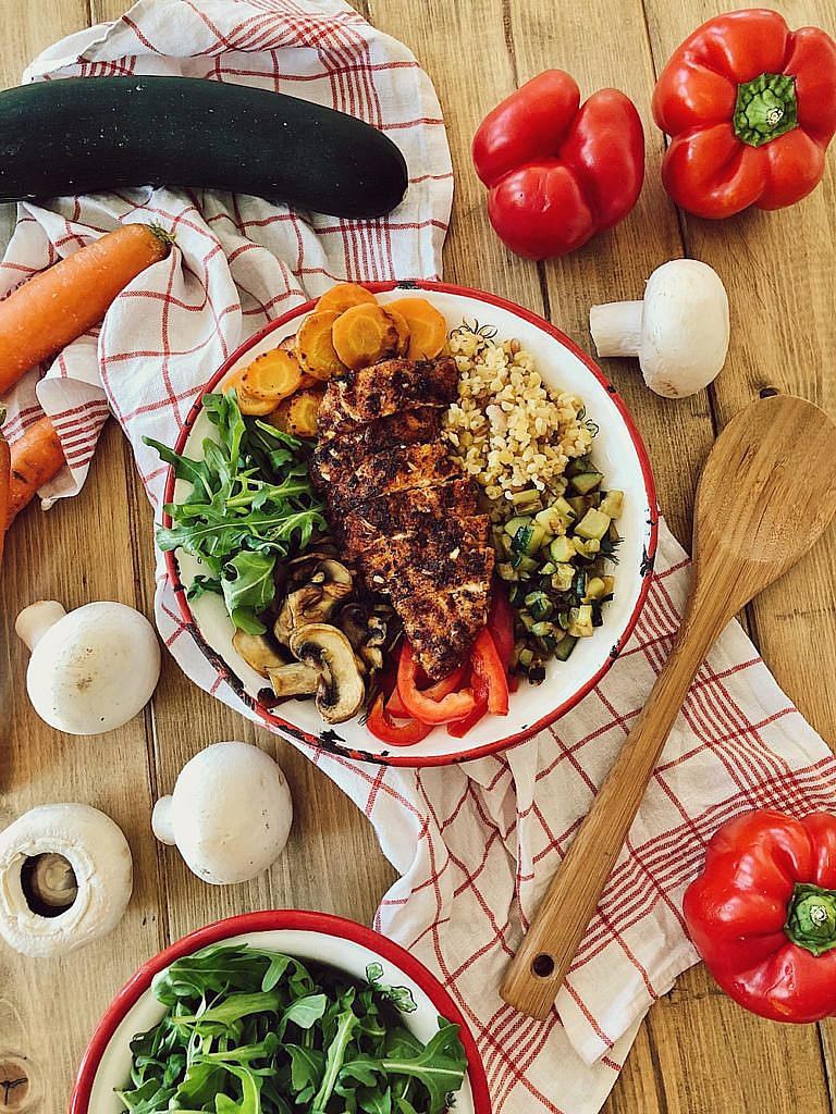 Bunte Grill-Gemüse Bowl mit Bulgur & knusprigen Hähnchen