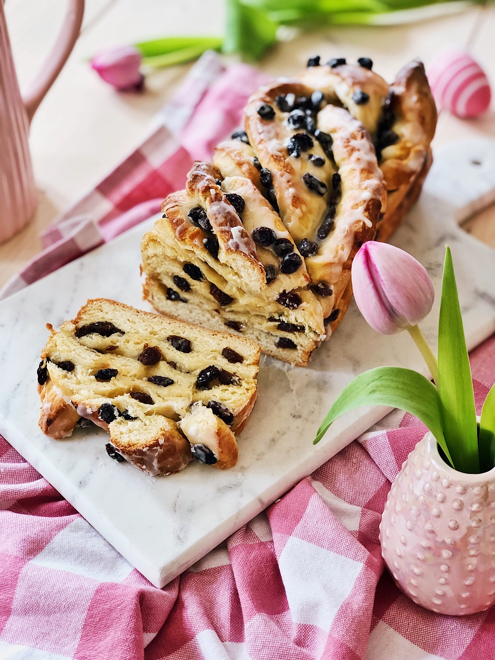 Hefezopf mit Rosinen und Zuckerguss zu Ostern - Fashion Kitchen Hefezopf mit Rosinen und Zuckerguss zu Ostern - Fashion Kitchen