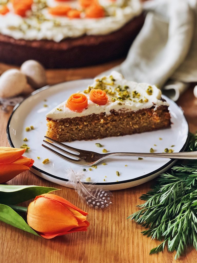 feiner Karottenkuchen mit Mascarpone-Frischkäse-Frosting