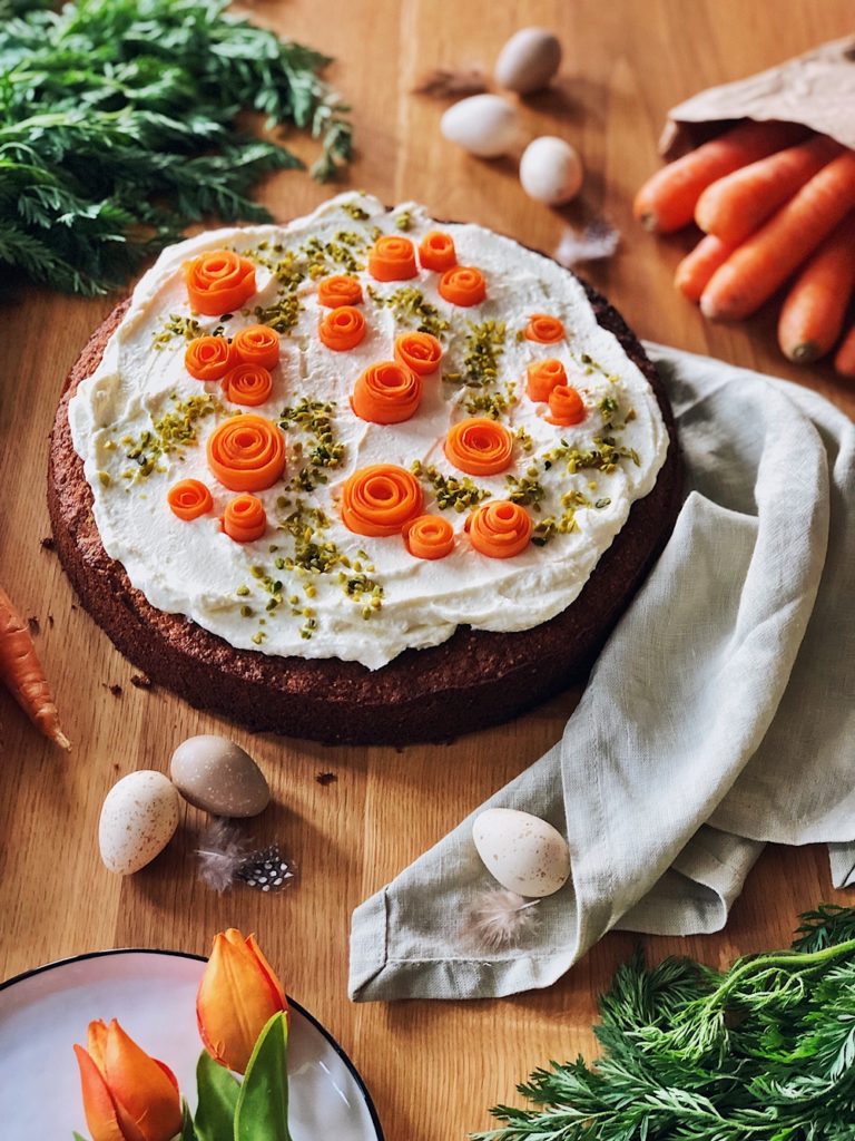 feiner Karottenkuchen mit Mascarpone-Frischkäse-Frosting